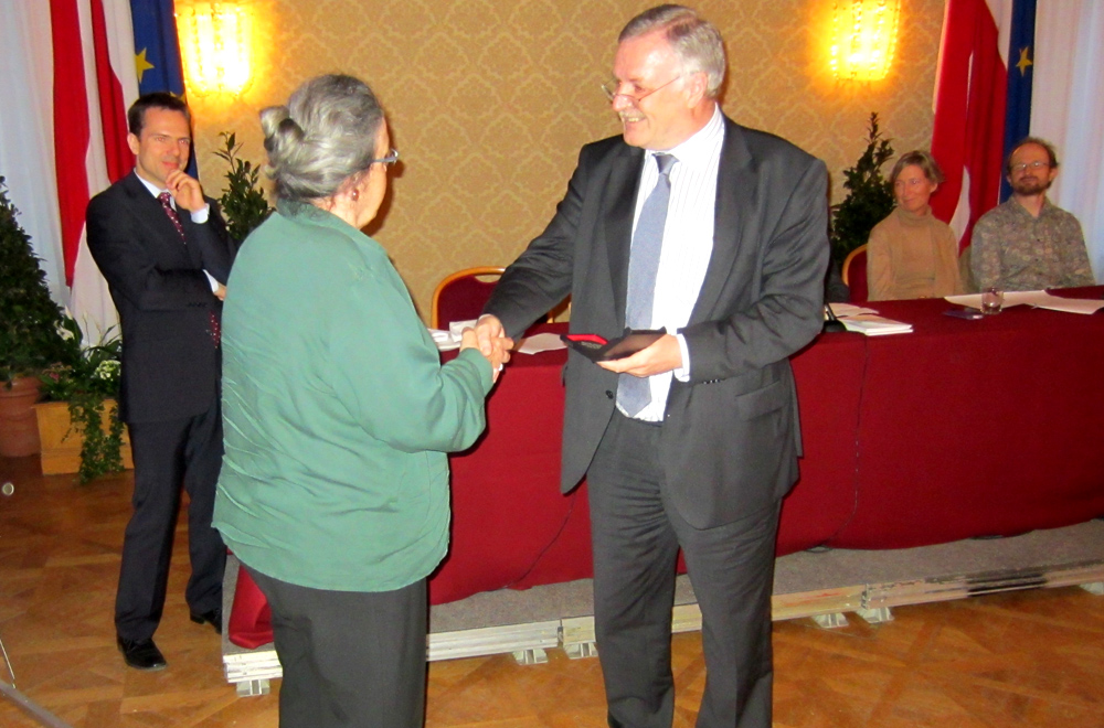 Für ihre 40jährige Mitgliedschaft beim Verein für Geschichte der Stadt Wien wurde auch Walpurga Oppecker geehrt.