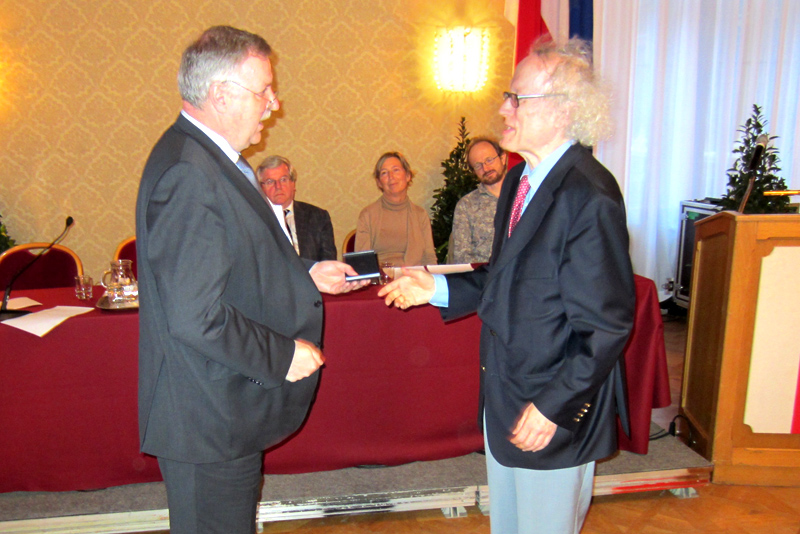 Für ihre 40jährige Mitgliedschaft beim Verein für Geschichte der Stadt Wien wurde u.a. das langjährige Vorstandsmitglied des Vereins Dr. Lorenz Mikoletzky geehrt.