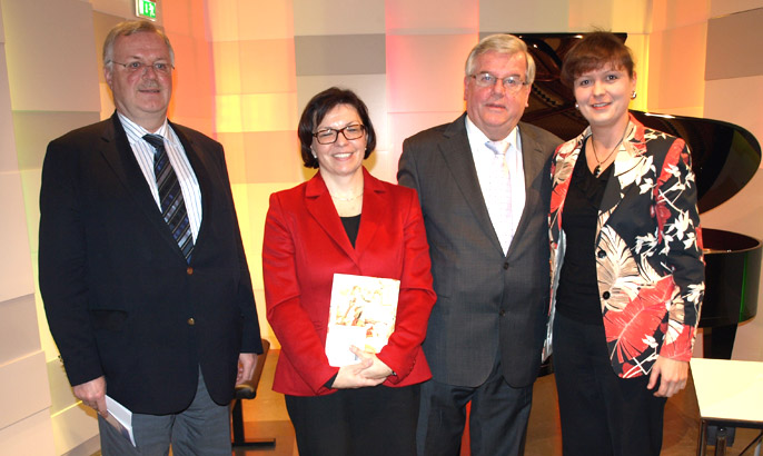 Präsident Karl Fischer, die Herausgeber des Werkes Helmut Kretschmer und Elisabeth Fritz-Hilscher sowie die Pianistin Barbara Moser.