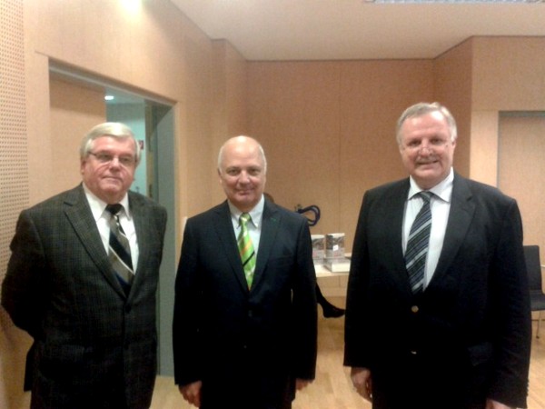 Univ.-Prof. Dr. Manfried Rauchensteiner (Mitte) mit dem Vizepräsidenten Dr. Kretschmer (links) und dem Präsidenten unseres Vereins Dr. Fischer