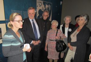Dr. Christiane Mühlegger-Henhapel (links) führte durch die Ausstellung.
