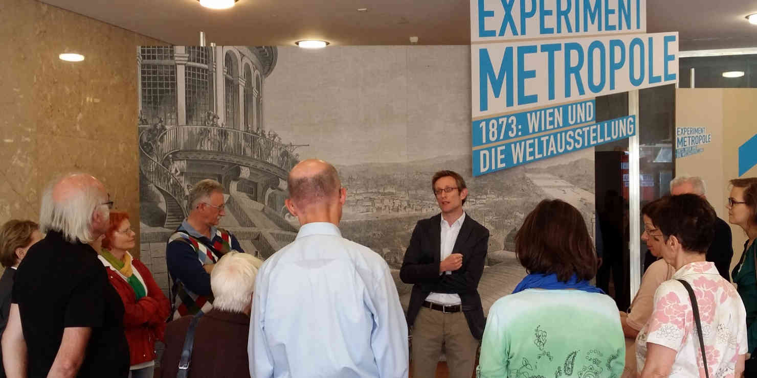 Mitglieder des Vereins bei einer Führung durch die Ausstellung Experiment Metropole - Wien und die Weltausstellung 1873