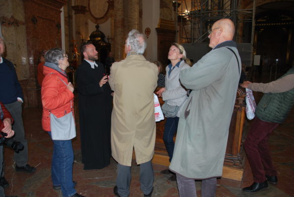 Führung durch die Karlskirche durch Dr. Marek Pucalik (Foto: Alfred Paleczny)