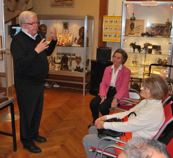 SR Dr. Helmut Kretschmer, langjähriger Vizepräsident des Vereins, begrüßt Museumsleiterin Trude Neuhold und die anwesenden Vereinsmitglieder(Foto: Alfred Paleczny)