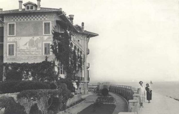 Ab 1801 stand das napoleonische Fort an der Lagunenfront von Grado, ab 1903 die an seiner Stelle errichtete Pension Fortino