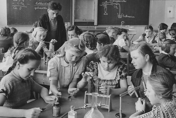 Schulunterricht 1952 (Wiener Stadt- und Landesarchiv, Presse- und Informationsdienst, FA1: 5296/16)