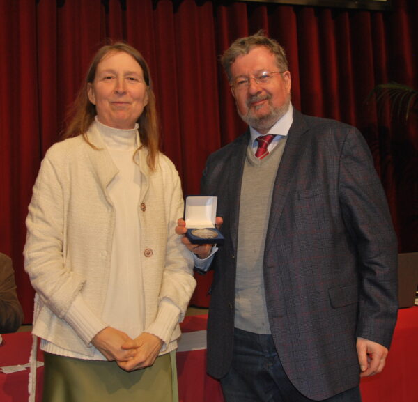 Dr.in Susanne Claudine Pils dankt Univ.-Prof. Dr. Andreas Schwarcz für seine 40-jährige Mitgliedschaft (Foto: Alfred Paleczny)