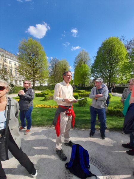 Exkursion durch den Volksgarten mit Dr. Christian Hlavac (Foto: Susanne Claudine Pils)