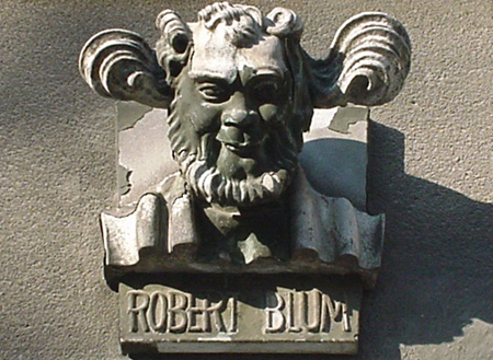 Büste im Robert-Blum-Hof (https://dasrotewien.at/seite/robert-blum-hof/galerie/fotos-vom-robert-blum-hof)