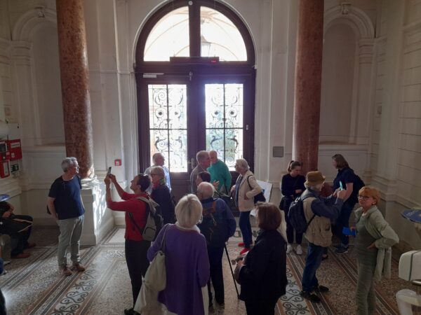 Die Vereinsmitglieder im Eingangsbereich des Hauptgebäudes der Sternwarte (Foto: Susanne Claudine Pils)