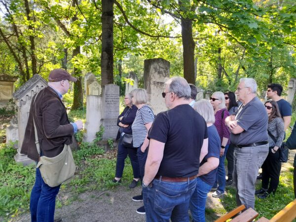 DI Georg Gaugusch mit Vereinsmitgliedern auf dem St. Marxer Friedhof (Foto: Susanne Claudine Pils)