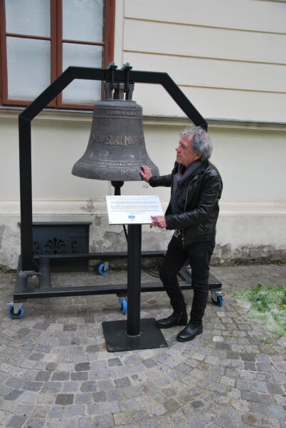 Museumsleiter Richard Felsleitner mit der Friedensglocke im Bezirksmuseum Brigittenau (Foto: Alfred Paleczny)